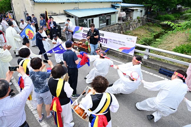 단오의 힘줄 당기며 화합 다진 주민들