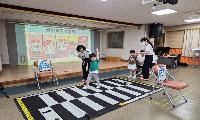 멈추고! 살피고! 손 들고! 안전하게 건너요!